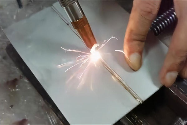手持式激光焊接機(jī)與傳統(tǒng)焊接機(jī)比有什么優(yōu)勢(shì)？